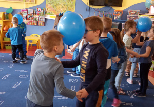 Dzieci tanczą z balonami